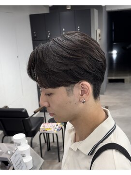 オーバルバイアピッシュ(OVARL by apish) カルマヘア毛流れパーマセンターパートメンズリバースパーマ