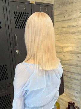 ヲタク(wotaku.) ホワイトブロンド抜きっぱなしブリーチハイトーンカラー金髪ボブ