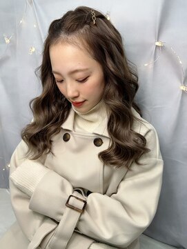 柔光ベージュ・波巻きロング・フェミニン・ピンアレンジ・揺れ感