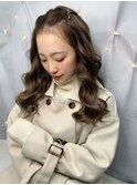 柔光ベージュ・波巻きロング・フェミニン・ピンアレンジ・揺れ感
