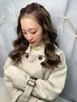 カルフール ロハス 草加東口店(Carrefour LOHAS) 柔光ベージュ・波巻きロング・フェミニン・ピンアレンジ・揺れ感