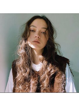 アンヌ ラフなウェーブのレイヤースタイル