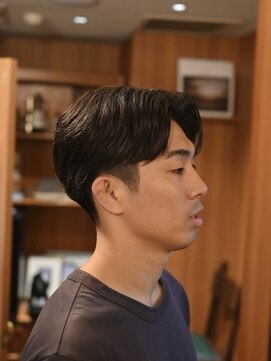 ダウバーバーショップ 表参道(DAU BARBER SHOP) 大人センターパート　フェード　バーバー　テーパーフェード