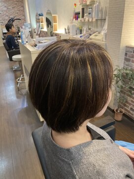 クー(Kuu) ショートボブハイライト　白髪ぼかし