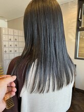 もう、広がりやうねりに悩まない。自分の髪を好きになれる。柔らかく、しなやかなストレートヘアへ。