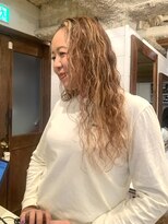 ラレイ(Lalei)&nbsp;抜きっぱなしハイライト×外国人風スパイラルパーマ