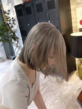 ヲタク(wotaku.) ラテカラーグレージュシルバーカラーハイトーンダブルカラーボブ