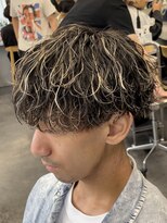 フィフスパーク(fifth PARK)&nbsp;渋谷緩め波巻きスパイラルパーマメンズハイライトカラー刈り上げ