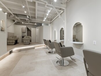 hair studio REO 髪質改善/縮毛矯正【ヘアースタジオ レオ】の写真/【隠れ家】美容室が苦手な方も安心。些細な髪の悩みも気軽に相談できる空間で心からリラックスできます。