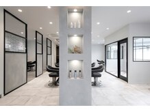 ヘアメイクアース 八潮店(HAIR & MAKE EARTH)の雰囲気（店内はホワイト、グレーを基調とした落ち着いた雰囲気♪）