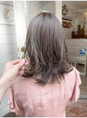 フォギーベージュ耳かけ外ハネミディアム20代30代ヘアスタイル