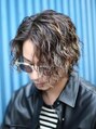 オルト(Altn)&nbsp;ハイライト×パーマが人気！前下がりセンターパート［メンズ］