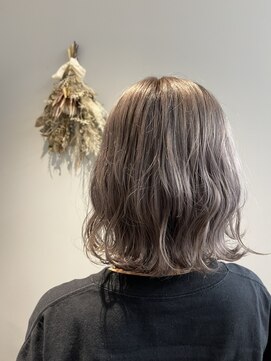 リリヘアー(LiLi.hair) シルバーベージュ