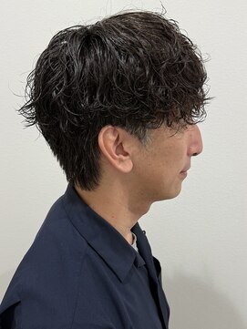 ヒュイル バイ ニアウ(Hwyl by Niau) メンズマッシュパーマニュアンスパーマシャドウパーマ刈り上げ