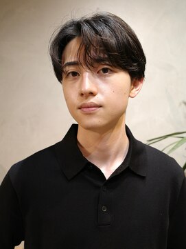 キュー(Cue_) センターパートニュアンスパーマ毛流れパーマフェザーパーマ