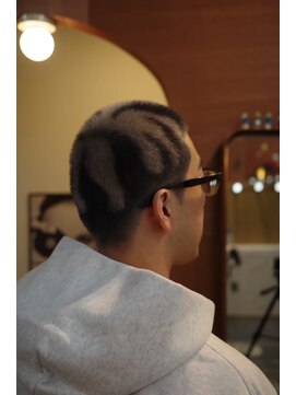 エディ(Edy) メンズ刈り上げスキンフェードケアブリーチホワイトシルバー岡山