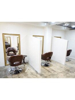 全セット面が半個室☆セット面が仕切られているのでプライベート空間での施術が可能！