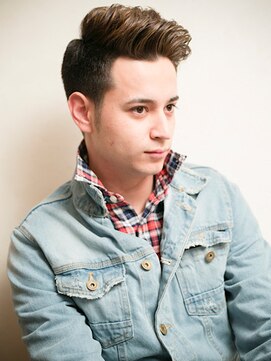 カーウォッシュバーバー(CARWASH BARBER) アップバングサイドパートフェードバーバースタイル