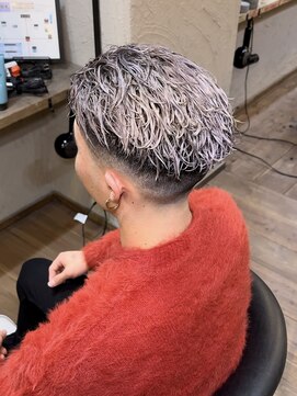 ミオ ベガ(Mio'' VEGA) ブリーチパーマでつくる極道パーマ　スキンフェード　フェード