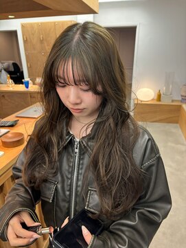 オリーブベージュ