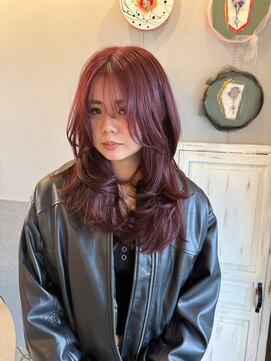 イェスオキナワ(yes okinawa) たっぷりレイヤーと暗めの赤髪で可愛さと大人ぽさのあるヘアに