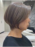 表参道白髪ぼかしハイライトひし形ショートボブグレーベージュ 