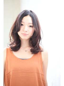 ヘアカラーカフェ 心斎橋店 .ナチュラルココアベージュのミディアムカットスタイル