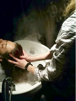 ヘアーアンドメイク ソファー 泉中央店(hair&make Sofa)の写真/【泉中央駅そば】AVEDAのオーガニックアロマを使用し、頭皮と髪をケア!癒しの香りで贅沢な一時を過ごせます