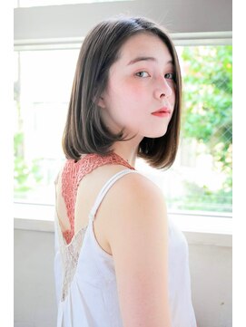 ルティア(Lutia) ショートスタイル 透明感 アッシュグレー★★