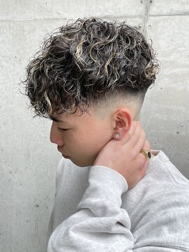 ロンド ローガン 名駅(Lond LOGAN) スキンフェードにスペインカールハイライトで外国人風