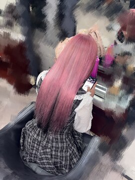 ビゼ 梅田(BIZE) ピンク×黒のデザインカラー