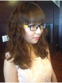 厚めバングが個性的くせ毛を活かしたエアリーカールふわセミディ