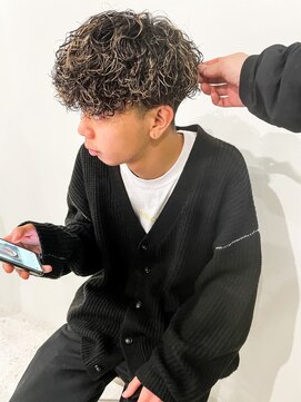 ヒビヲ(HIBIO) 前下がりマッシュ波巻きスパイラルパーマメンズツーブロック横浜