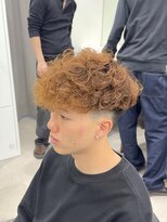 グルーマーズトウキョウ(GROOMER/S TOKYO)&nbsp;スペインカール　ブラウン　フェード　海外風　メンズパーマ