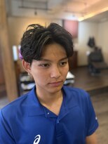 クラッキ ヘアークリエイション(CRAQUE hair creation)&nbsp;軽やかラルフカールのメンズセンターパートスタイル