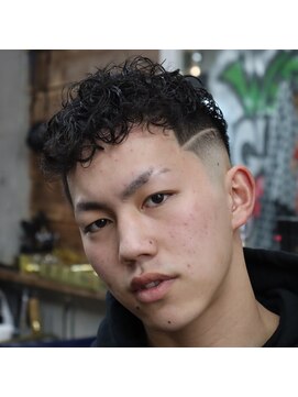 スピナーバルベアリーア(SPINNER BARBERIA) カールパーマ×スキンフェード