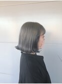 ホワイトグレージュとブラックとボブ