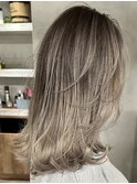 レイヤーボブハイライトブリーチレイヤーハイトーングレージュ