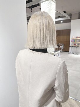 フルショウ 小牧(FURUSHO) ホワイトシルバー切りっぱなしボブヘイリーボブハイトーンカラー