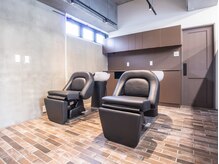 エイト チャタン 沖縄北谷店(EIGHT chatan)の雰囲気（フルフラットのシャンプー台を導入で、首の負担を少なく☆）