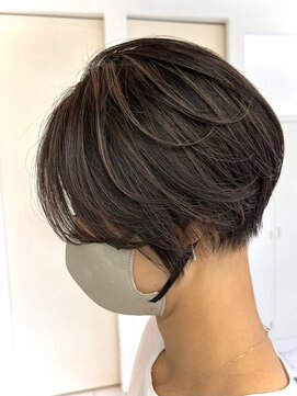 ヘッズ 市川(HEADS ex) ダブルカラーミルクティーベージュインナーカラーショートボブ