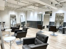カナージュ(Canage)の雰囲気（大きい鏡とたくさんのライトで明るく広い店内）