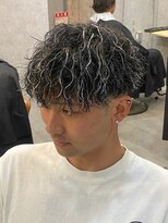 ハイライトツイストパーマアップバング短髪メッシュ