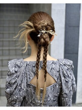 カチモリヘア/三つ編みタイト×抜け感アレンジ/結婚式