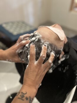 濃密炭酸泡で頭皮を徹底クレンジング！清潔感あふれる髪と心地よい癒し体験をぜひお試しください。