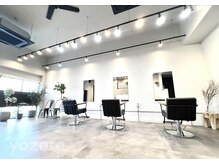 開放的なモノトーン空間で上質でゆったりとしたひとときを