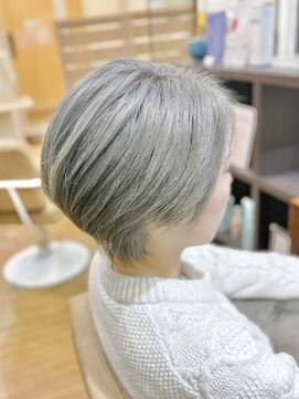 ムーア(MUA) ショートボブ×ホワイトシルバー
