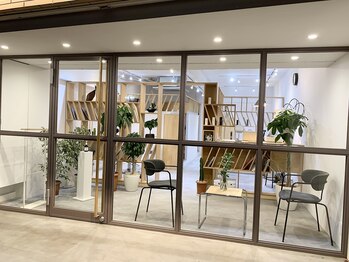 ビー(be..)の写真/こだわりの店内は木の温もり溢れる癒やし空間♪オーダーメイドの木製家具で心満たされるひとときを☆