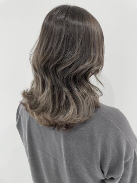 シュネア(shunea330) ミディアム×シルバーグレージュ×ウルフ