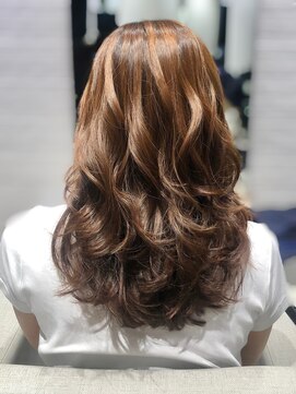 ステア ケース(stair case) たっぷりレイヤー　巻き髪